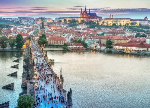 Navštivte Karlův most nebo Pražský hrad.